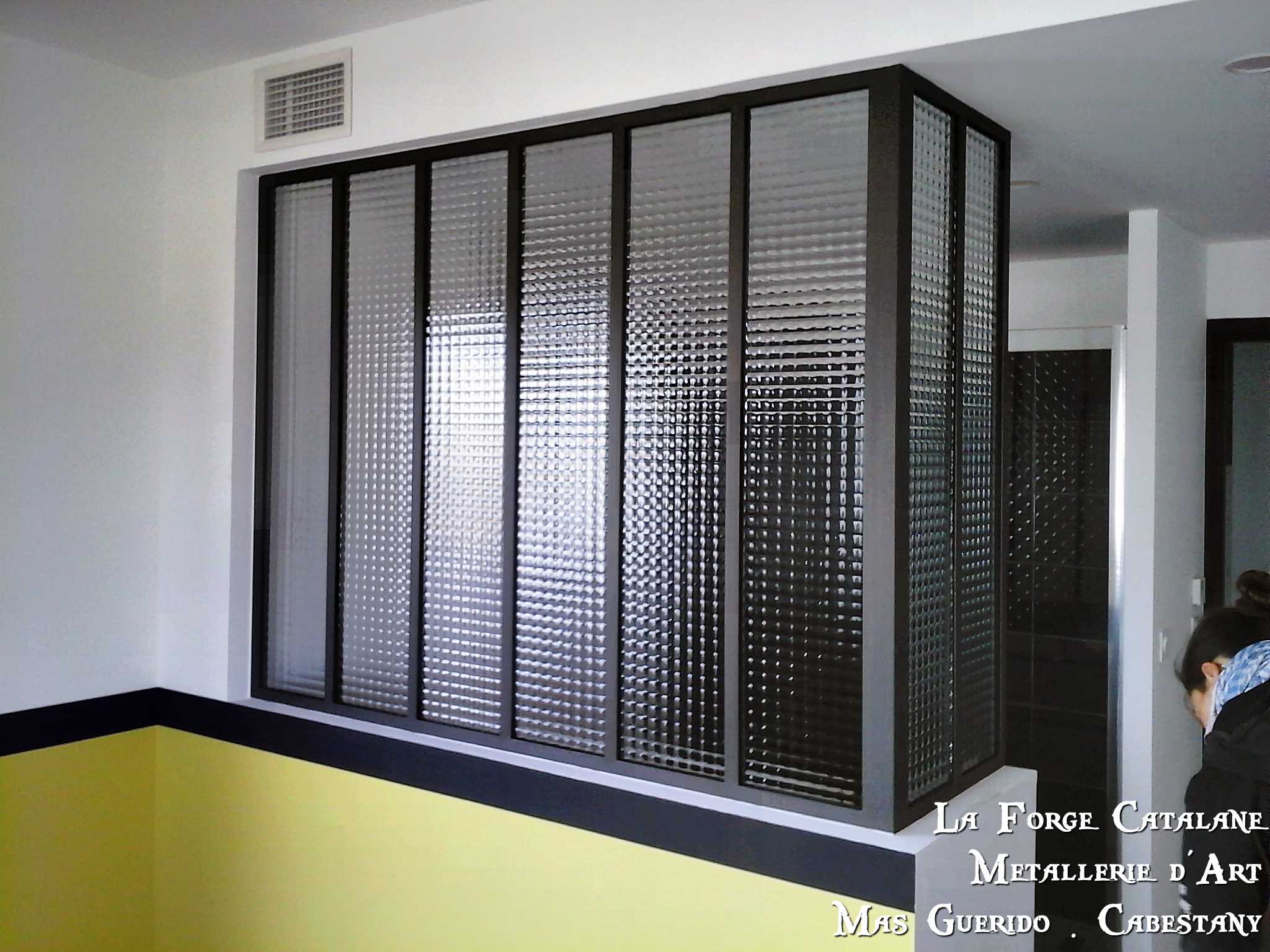 verriere fixe d'angle vitrage armée fer for catalane cabestany.jpg